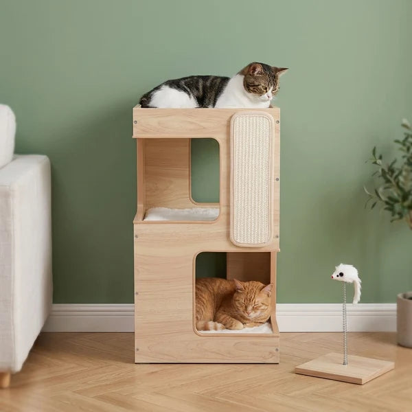 Meuble arbre à chat Ek installé dans un salon contemporain aux tons beige et bois clair