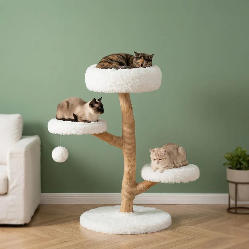 Arbre à chat Strand en bois flotté dans un intérieur clair aux tons naturels