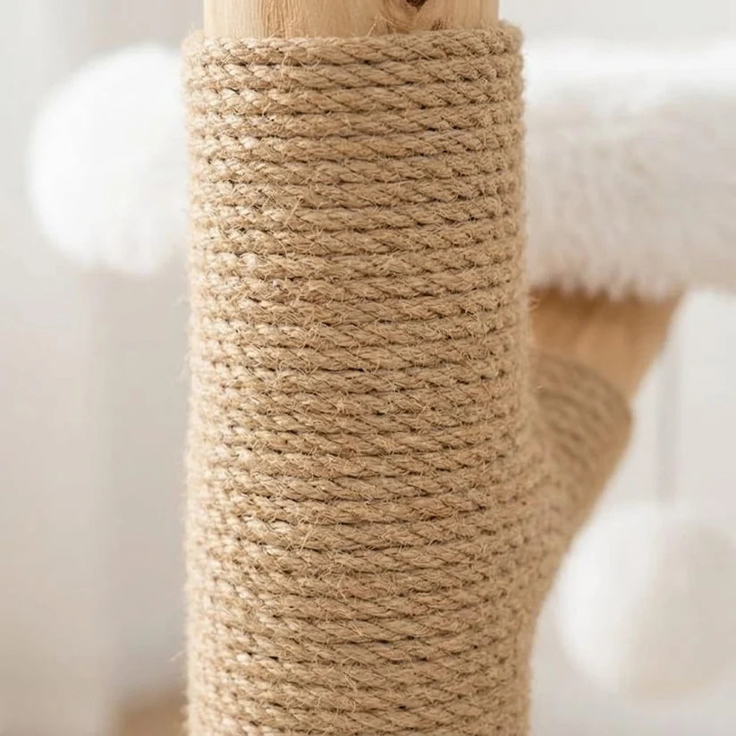 Zoom sur les poteaux de griffage de 10 cm de l'arbre à chat Strand