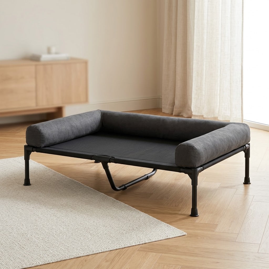 Lit surélevé Sval pour chien — vue en intérieur